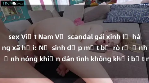 sex Việt Nam Vụ scandal gái xinh lộ hàng gây sốt trên mạng xã hội: Nữ sinh đẹp mắt bị rò rỉ ảnh nóng khiến dân tình không khỏi bất ngờ và phẫn nộ!